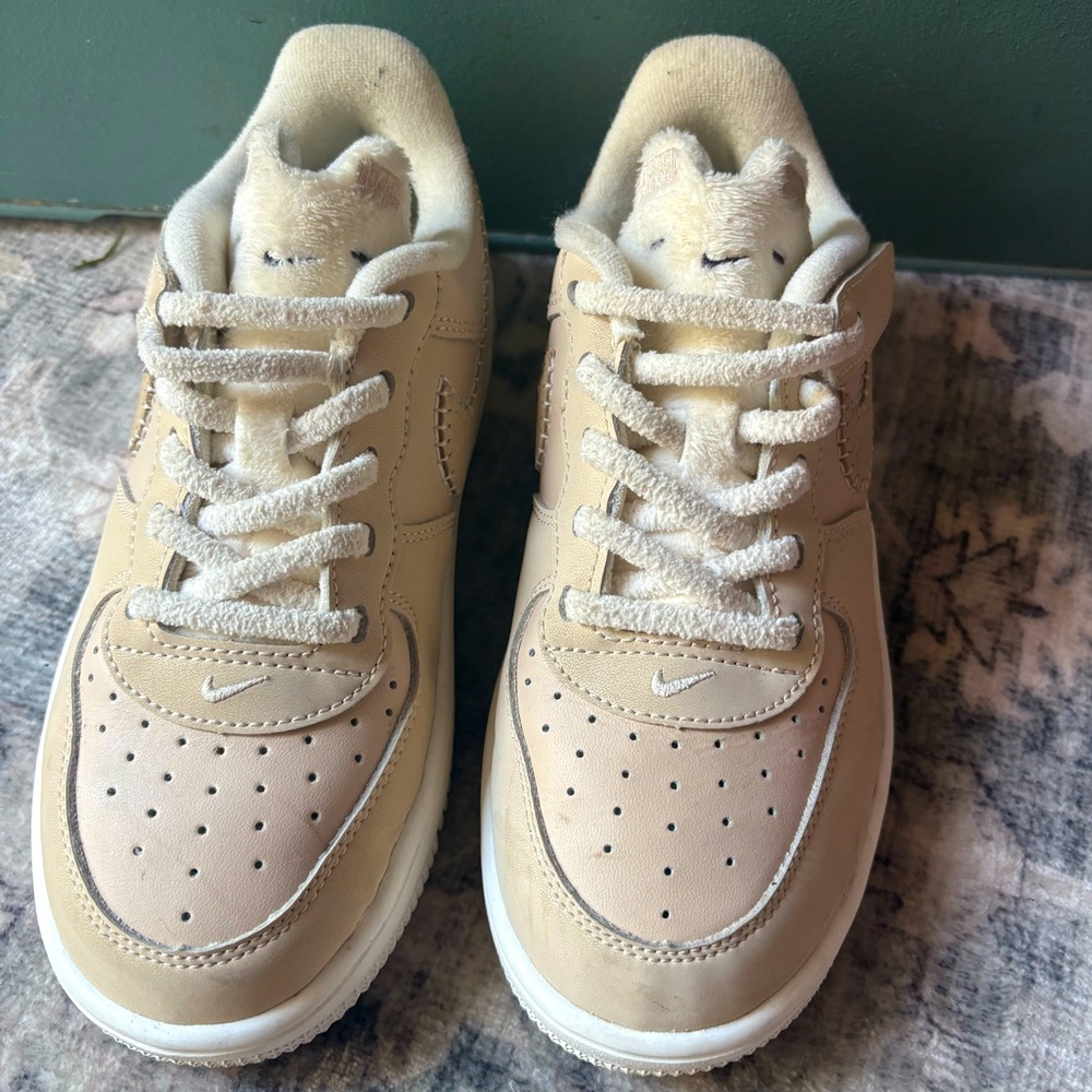 Nike force 1 easy on. Size 2Y like new.